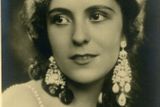 Jarmila Novotná se narodila 23. září 1907 v Praze na Vinohradech v rodině krejčího. Od roku 1923 studovala operní zpěv u hvězdné pěvkyně Emy Destinnové, přezdívané "Božská Ema". Obě se v jisté době ocitnou na bankovce.