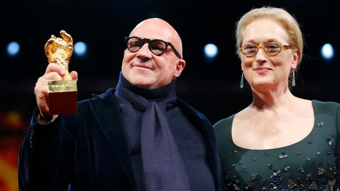 Režisér Gianfranco Rosi s cenou za nejlepší film Berlinale a s předsedkyní poroty a herečkou Meryl Streepovou.