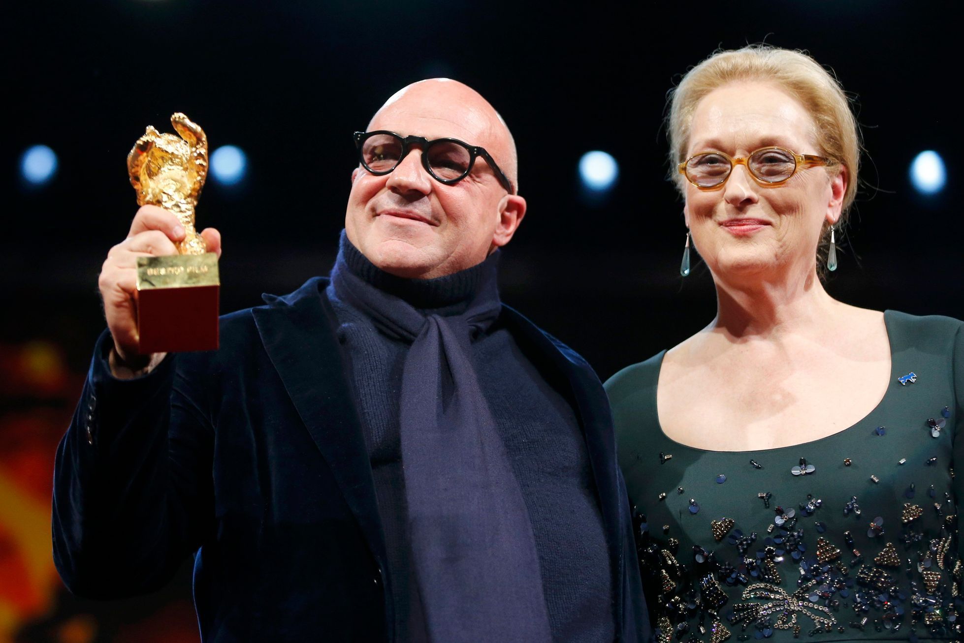 Režisér Gianfranco Rosi s cenou za nejlepší film Berlinale a s předsedkyní poroty a herečkou Meryl Streepovou.