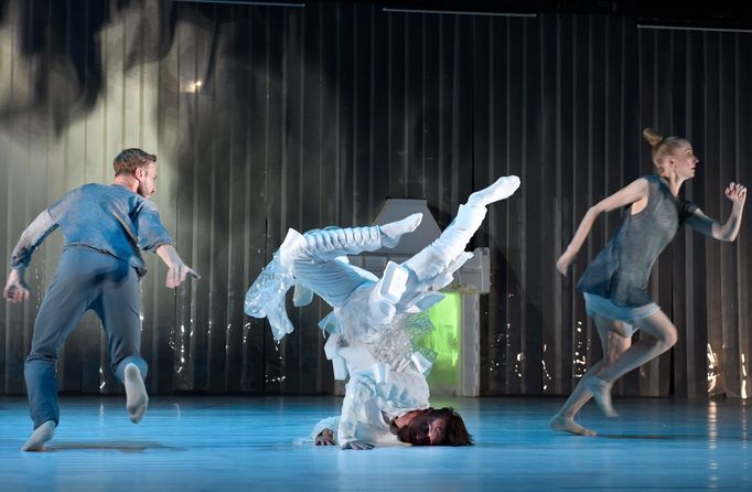 Uprostřed je Marek Svobodník jako Garbage man při zkoušce.