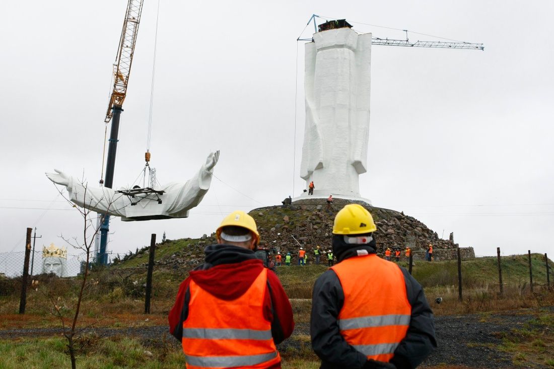 Poláci dokončili největší sochu Krista na světě
