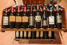 Albánie nepotěší ani vinaře. Konkurence je nízká, ceny vyšší než v Česku. V obchodech i restauracích pak často najdete italská vína.