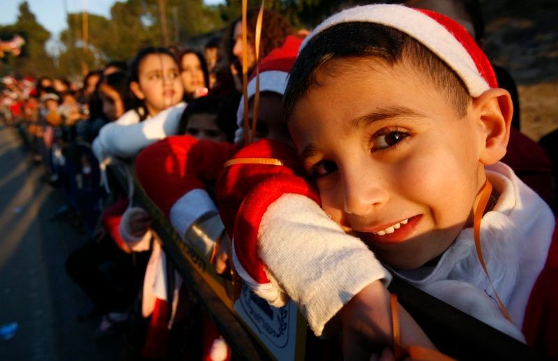 Arabský chlapeček pozoruje procesí v severoizraelském Nazaretu