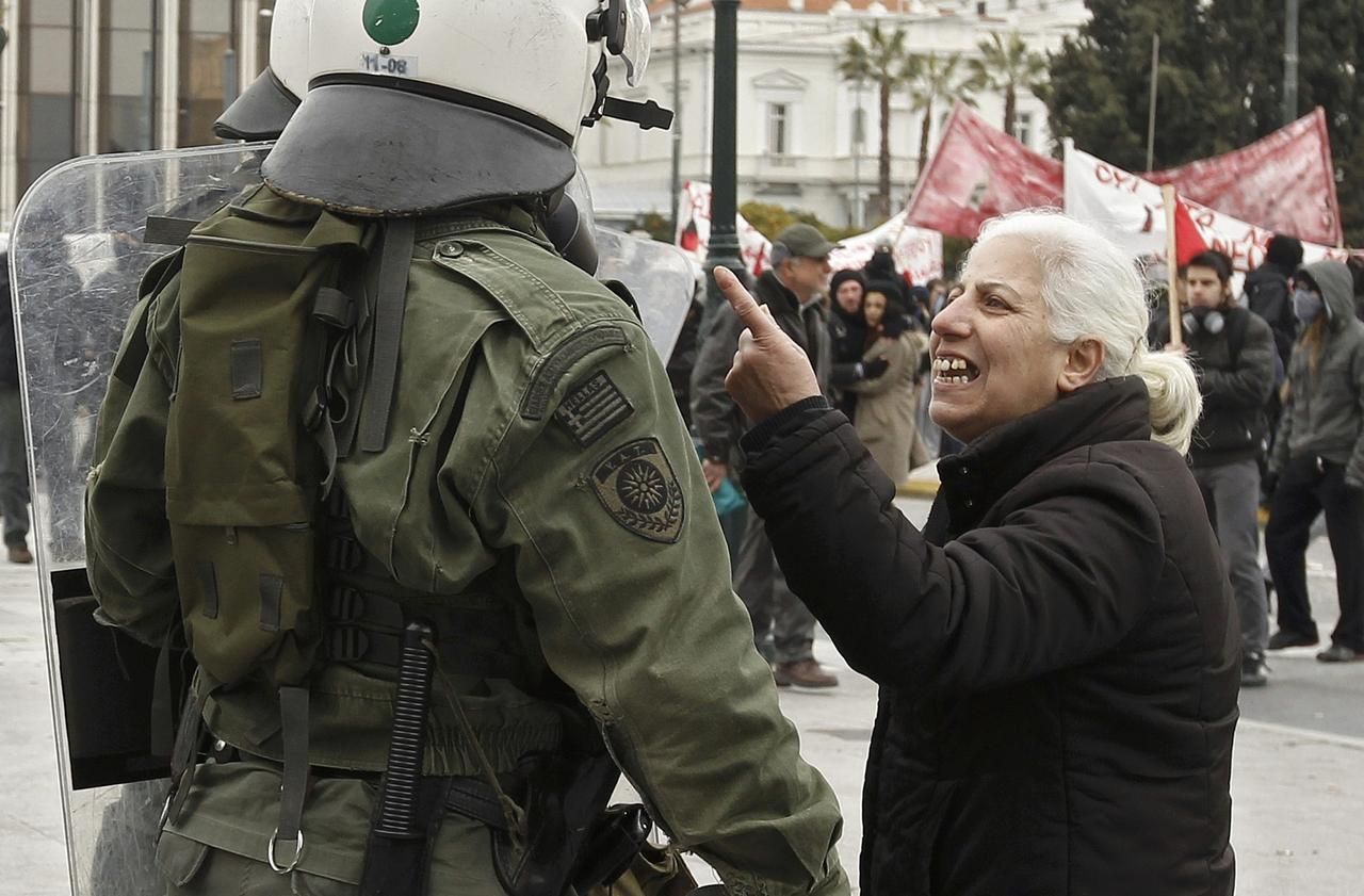 Řecko ochromila stávka, v ulicích vzplály ohně