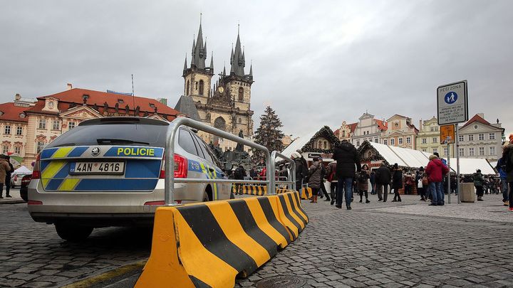 Praha instaluje v centru města protiteroristické zábrany. Mají chránit lidi na trzích