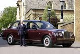 Britská královna ráda řídí sama, má k tomu flotilu Range Roverů. Ale pokud jde o oficiální akce, vozí ji ve speciálně postaveném voze Bentley State Limousine.