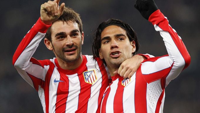 Radamel Falcao (vpravo) se raduje z gólu s Adriánem Lópezem
