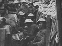 Skupina australských vojáků krátce předtím, než nastoupí u Fromelles k útoku, jen tři z nich bitvu přežili a všichni tři byli zraněni