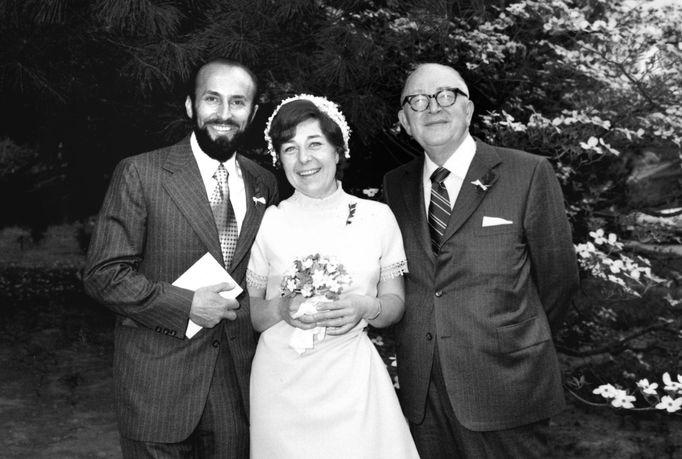 Roku 1971 se Jana vdala za Karla Kánského, který z Československa uprchl zahrabaný ve vagónu s uhlím. Na snímku je i otec Bohumil Horák.
