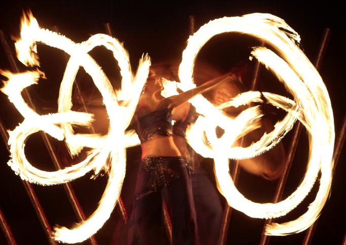 BELARUS/ Description: Artists perform with fire during a fire festival in Minsk, May 20, 2012. REUTERS/Vasily Fedosenko(BELARUS - Tags: SOCIETY) Published: Kvě. 20, 2012, 10:27 odp.