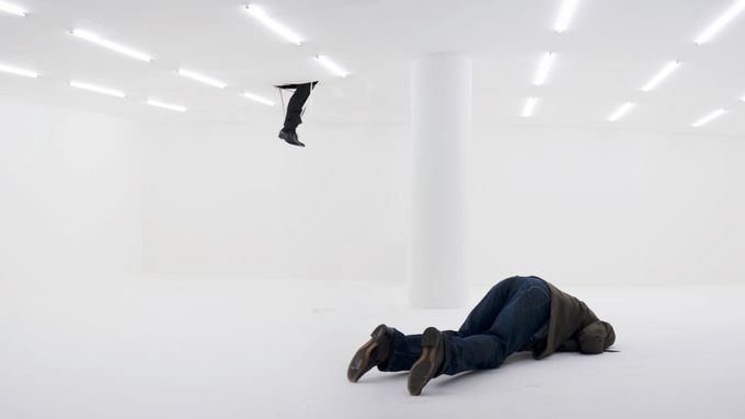 Projekt No Head Man (Muž bez hlavy). Jeho autorkou je sochařka Monica Bonviciniová, která se bude podílet na přípravě první výstavy nadace Thyssen-Bornemisza Art Contemporary  v Praze.