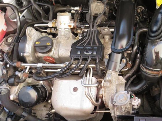 Motor Škoda 1.2 TSI po úpravě se zapoudřenými koncovkami zapalovacích kabelů