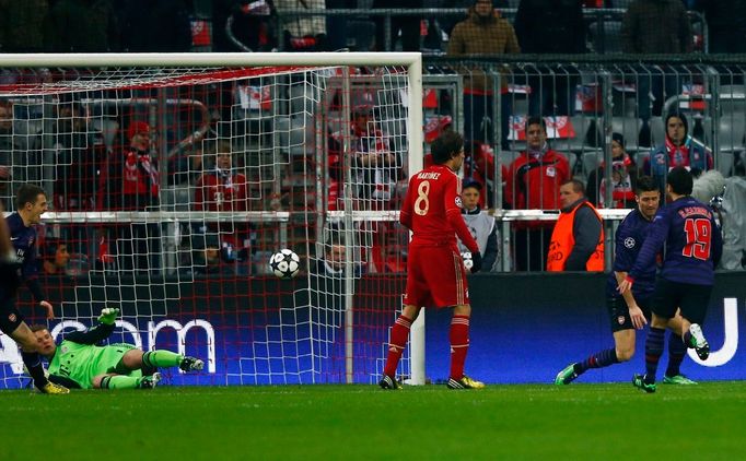 Fotbal, Liga mistrů, Bayern Mnichov - Arsenal: Oliver Giroud (druhý zprava) slaví gól na 0:1