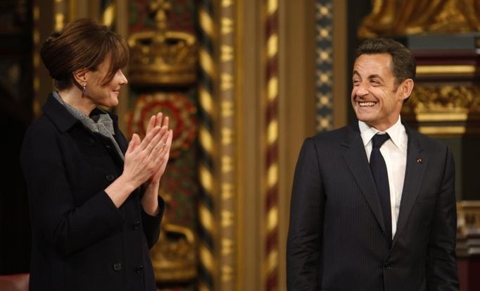 French President Nicolas Sarkozy is applauded by his new wife Carla Bruni after addressing members of both Houses of Parliament in the Royal Gallery of the Palace of Westminster in London March 26, 2008. French President Sarkozy arrived in London on Wednesday on a state visit he hopes will improve cooperation with Britain on illegal immigration, defence and the economy. REUTERS/Stephen Hird (BRITAIN)