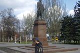 Leninovy pomníky pořád stojí v řadě měst na východě Ukrajiny.