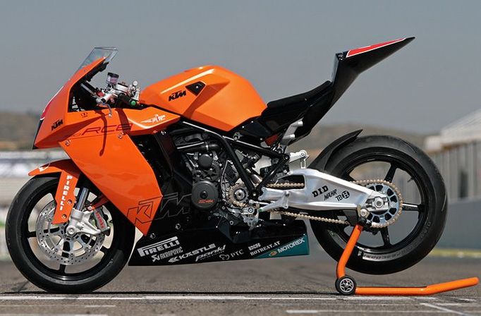 Továrna KTM představila ve Valencii zbrusu nový závodní stroj - dvouválcový KTM RC8 1190. Časem se možná objeví také v kategorii Superbike jako objemová konkurence ke strojům Ducati.