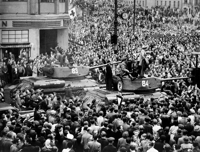 Sovětské tanky mezi demonstranty na Alexanderplatzu. Záběr z povstání 17. června 1953 ve Východním Berlíně.