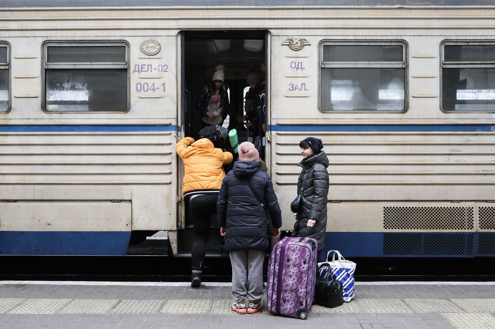 Válka na Ukrajině - nádraží Lvov, uprchlíci, děti, ukrajinci, humanitární krize