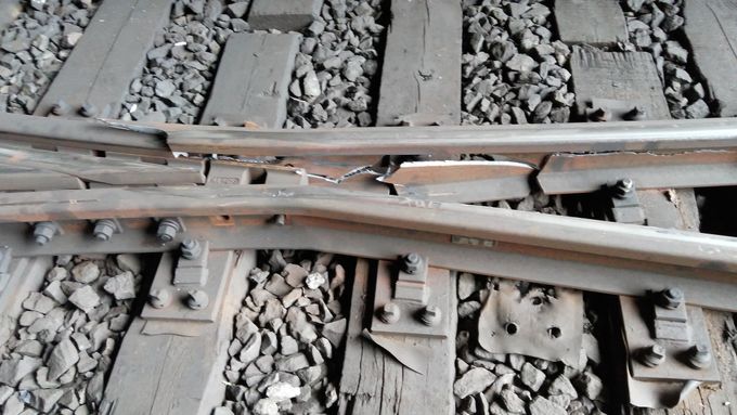 Poškozené koleje po nehodě vlaku v Praze.