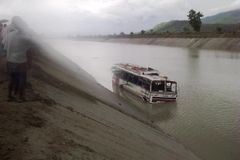 Při nehodě autobusu v Nepálu zemřelo nejméně 31 lidí