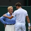 Stan Wawrinka se omlouvá čárové rozhodčí, kterou omylem trefil raketou na Wimbledonu 2019
