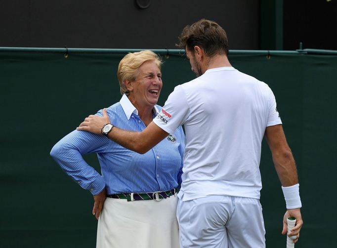 Stan Wawrinka se omlouvá čárové rozhodčí, kterou omylem trefil raketou na Wimbledonu 2019