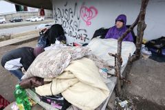 Mezi rizikové skupiny patří i bezdomovci. Praha chce všem najít střechu nad hlavou