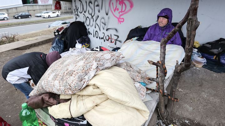 Mezi rizikové skupiny patří i bezdomovci. Praha chce všem najít střechu nad hlavou