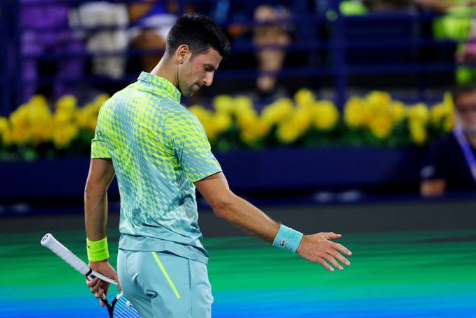 Novak Djokovič v zápase proti Macháčovi v Dubaji.