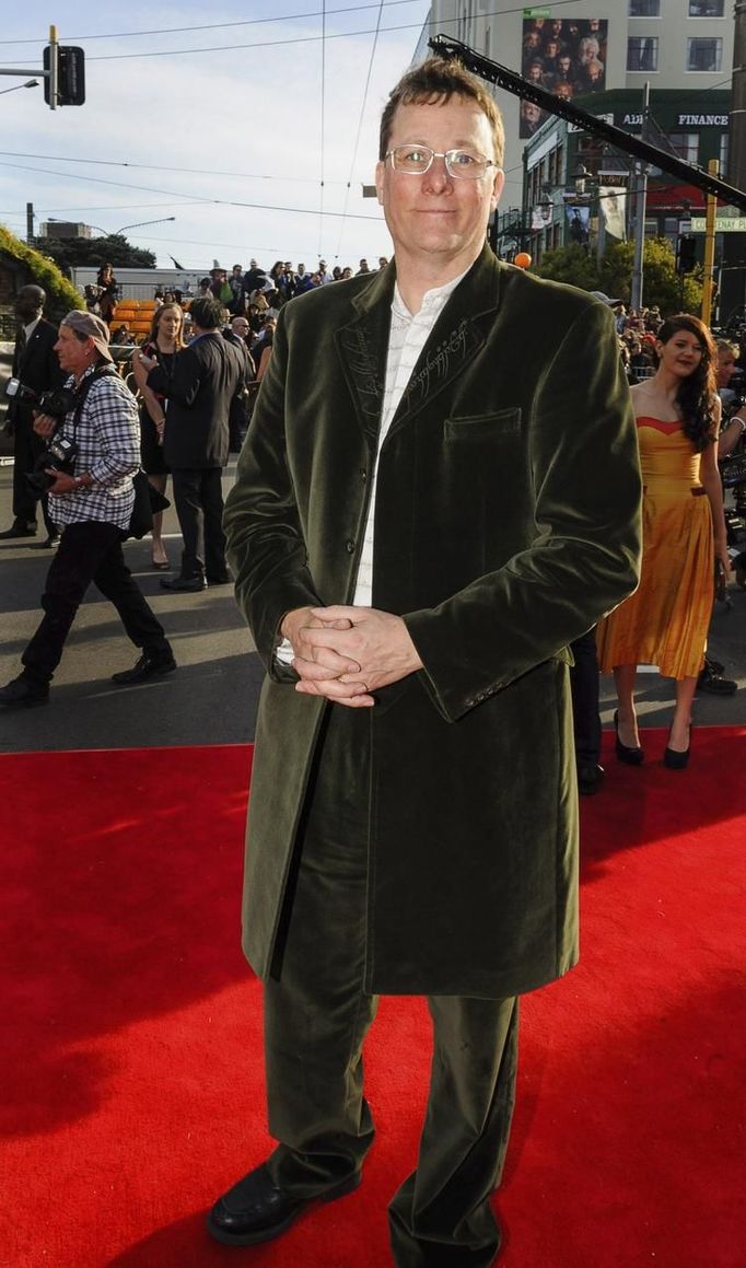 Richard Taylor, creative director of New Zealand film prop and special effects company Weta Workshop, poses on the red carpet at the world premiere of 'The Hobbit - An Unexpected Journey' in Wellington November 28, 2012. New Zealand's capital city was taken over by pointy-eared, costumed Hobbit fans on Wednesday, many of whom camped overnight to grab the best spots for the red carpet world premiere of the film later in the day. REUTERS/Mark Coote (NEW ZEALAND - Tags: ENTERTAINMENT) Published: Lis. 28, 2012, 8:24 dop.