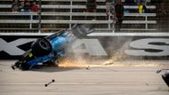 Po okruhu Barber Motorsports Park a ulicích St. Petersburgu se šampionát IndyCar letos poprvé vydal na ovál. Zatímco sobotní závod na Texas Motor Speedway proběhl relativně bez problémů, v neděli došlo k hromadné havárii hned při startu podniku nazvaném Xpel 375. Podívejte se na video.