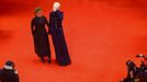 Tilda Swinton a šéfka Berlinale Tricia Tuttle na zahajovacím ceremoniálu tohoto festivalu.