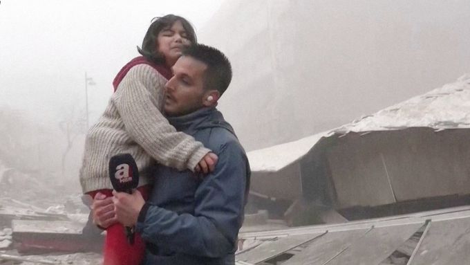 Tlaková vlna a hromady prachu. Reportér v Turecku musel přerušit živý vstup kvůli dalším otřesům