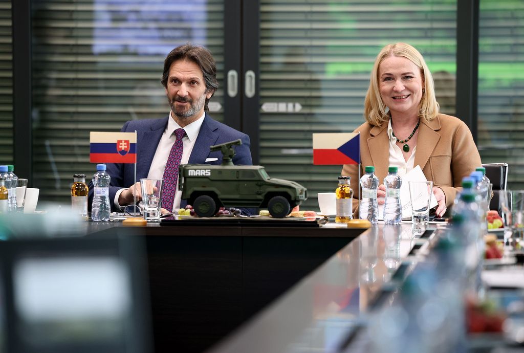 Ministři Robert Kaliňák a Jana Černochová na návštěvě továrny SVOS Přelouč (8. 4. 2025).