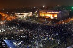 Protesty v Rumunsku proti vládě, která amnestuje korupci, jen tak neskončí, říká rumunský sociolog