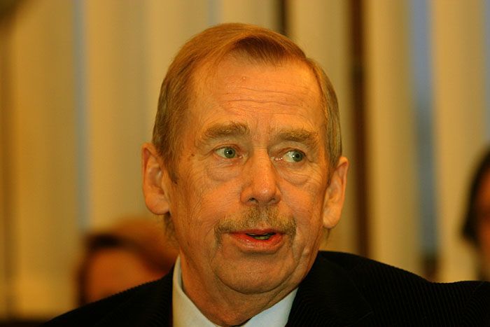 Václav Havel na obřadu sypání mandaly.