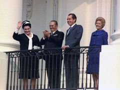 Jovanka Broz (zcela vlevo) s manželem (druhý zleva) při státní návštěvě USA na balkoně Bílého domu s manželi Richardem a Pat Nixonovými. Rok 1971.