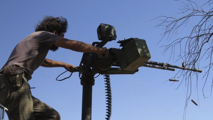 Bojovník povstalecké Svobodné syrské armády ve městě Idlíb na severu země.