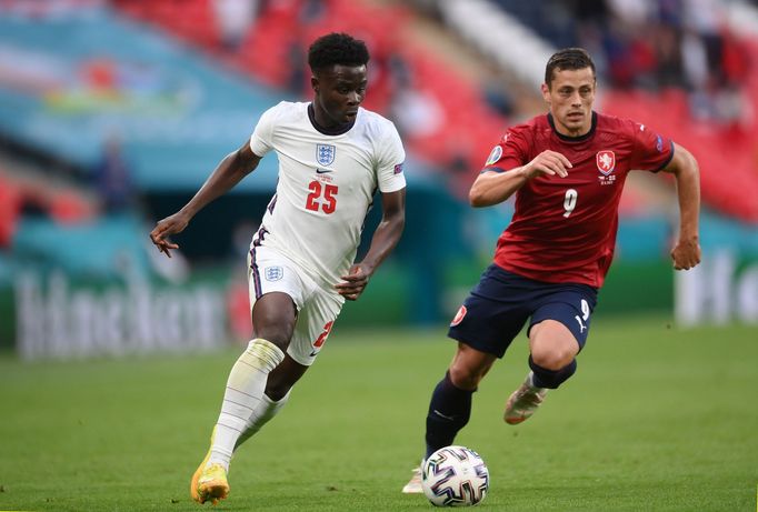 Bukayo Saka a Tomáš Holeš v zápase Česko - Anglie na ME 2020