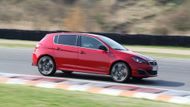 Minimálně 799 500 korun zaplatíte za letošní novinku jménem Peugeot 308 GTI. Pětidveřový hatchback s pohonem přední nápravy si vystačí s přeplňovanou šestnáctistovkou, její výkon až 200 kW se ale blíží dvoulitrům. I díky tomu zrychlí z 0 na 100 km/h za rovných šest vteřin a pokoří maximální rychlost 250 km/h.