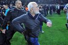 Majitel PAOK Soluň si přišel pro rozhodčího s pistolí za pasem