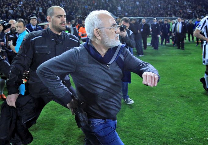 Majitel PAOK Soluň Ivan Savvidis si přišel pro rozhodčího s pistolí za pasem