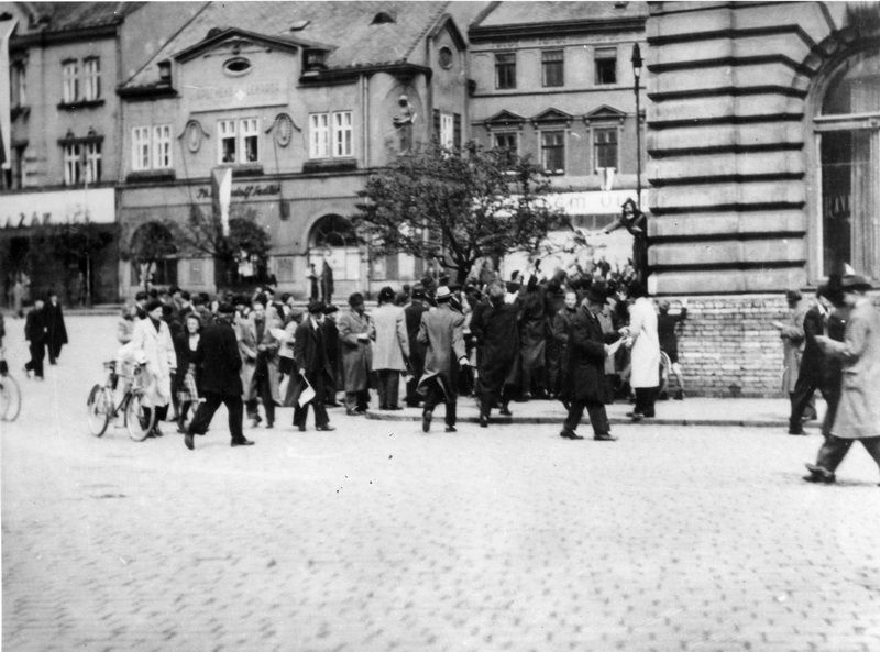 Povstání na začátku května 1945 v Přerově a Nymburce.