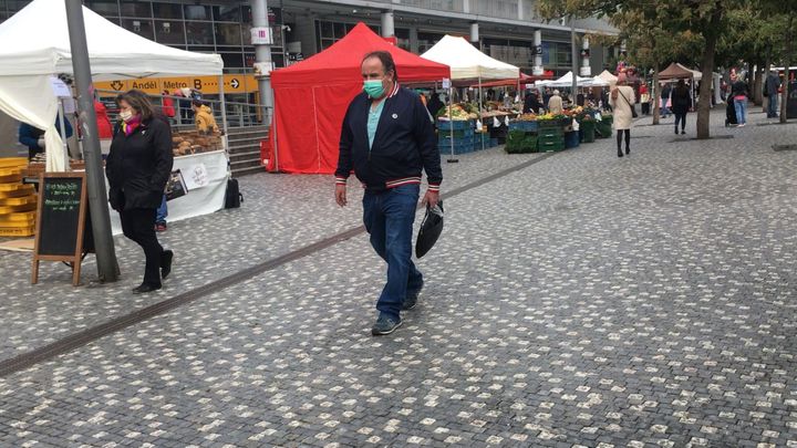 Lidé v Česku nasadili roušky i venku. Většinou je mají i v situacích, kdy nemusí
