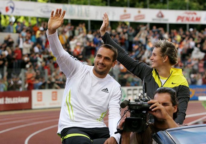 Roman Šebrle a Barbora Špotáková zdraví diváky během zahajovacího ceremoniálu mítinku. Šebrle startoval v závodě na 110 metrů překážek, Špotáková hodem dlouhým 64,94 metru vyhrála soutěž oštěpařek.