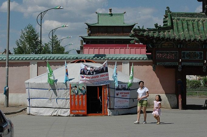 Kampaň se nevyhnula ani centrálnímu klášteru Gandantegčinlin. K buddhismu se hlásí více než polovina obyvatel Mongolska.