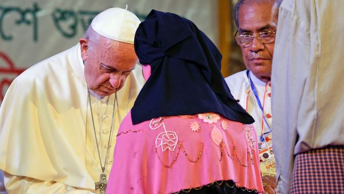 Papež František se v Bangladéši setkal s Rohingy.