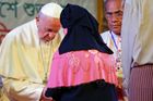 Papež se setkal s muslimskými Rohingy. Odpusťte nám za lhostejnost světa, řekl