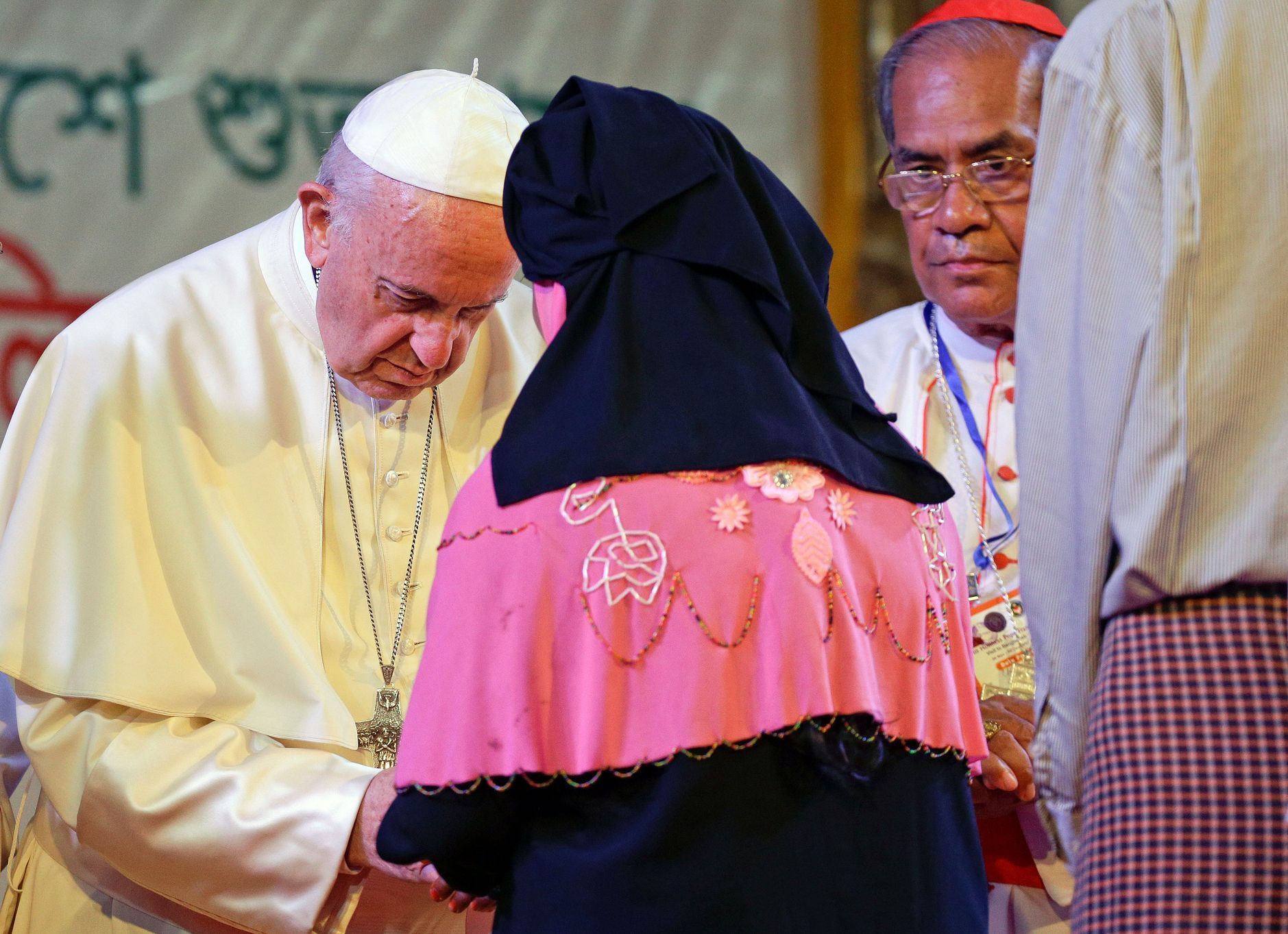 Papež František se v Bangladéši setkal s Rohingy.