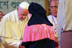 Papež se setkal s muslimskými Rohingy. Odpusťte nám za lhostejnost světa, řekl